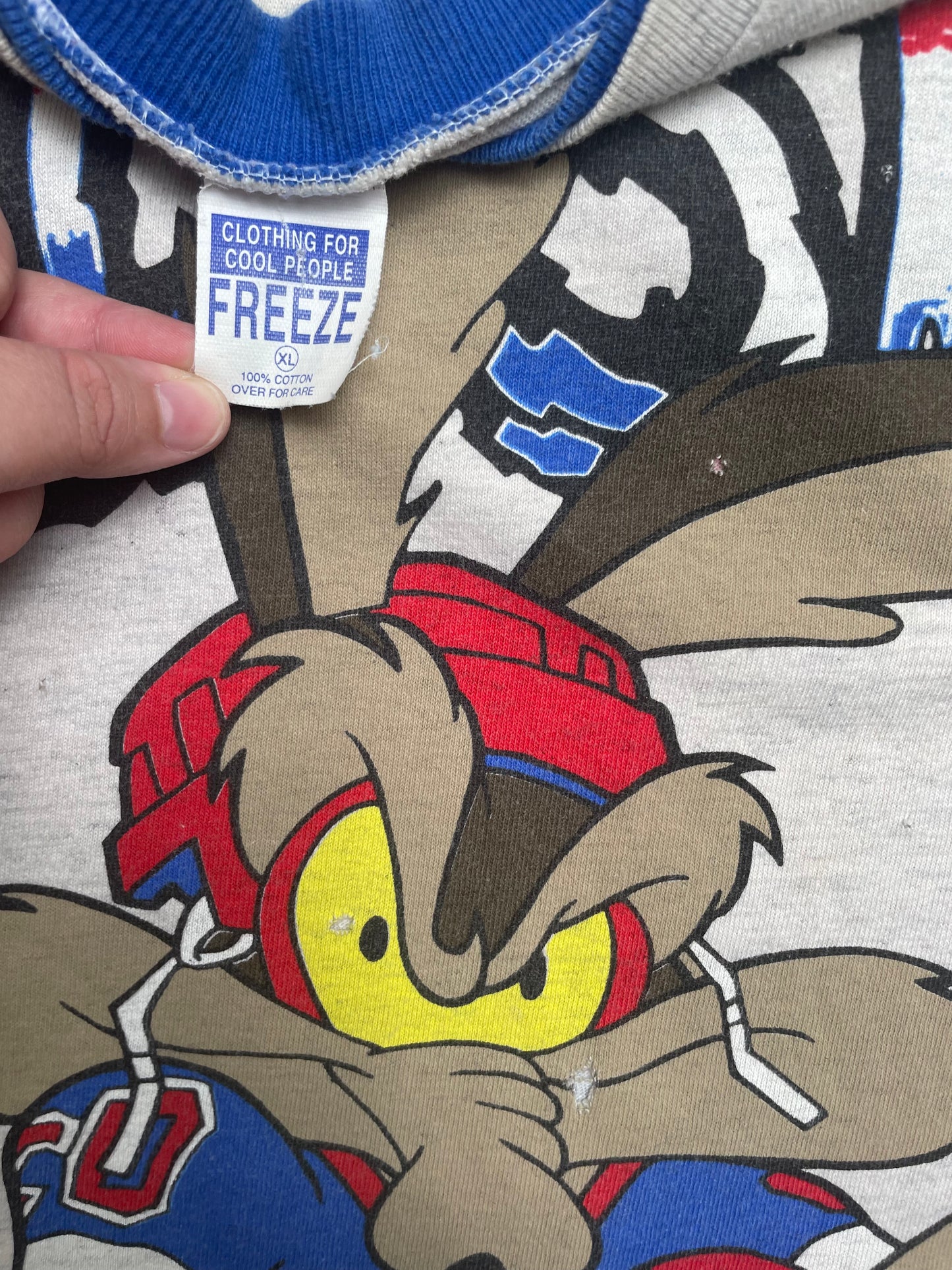 Vintage 1995 Wile E. Coyote Looney Tunes “Head Shot” Hockey Themed Tshirt XLarge